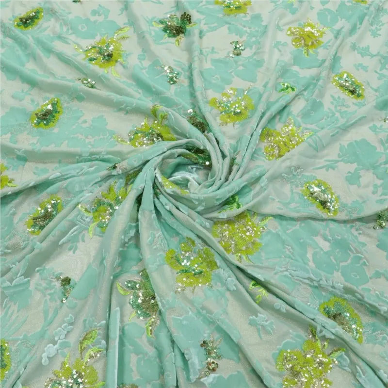 ผ้าจอร์เจตต์ปักเลื่อมสีทองลายดอกไม้สามมิติสีน้ำเงิน ทำจากผ้าไหมแท้ สำหรับตัดเย็บชุดแสดงสำหรับผู้หญิง