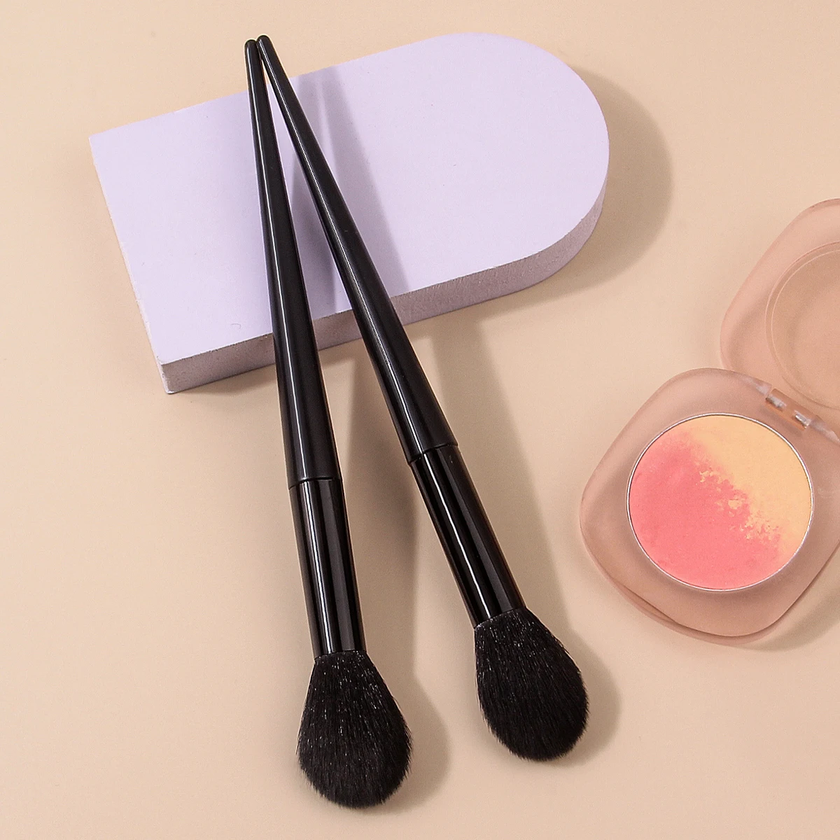 Pennello sciolto a forma di fiamma con setole in fibra morbida da 2 pezzi, pennello per fard, pennello per impostazione, pennello per trucco viso portatile, strumento per il trucco