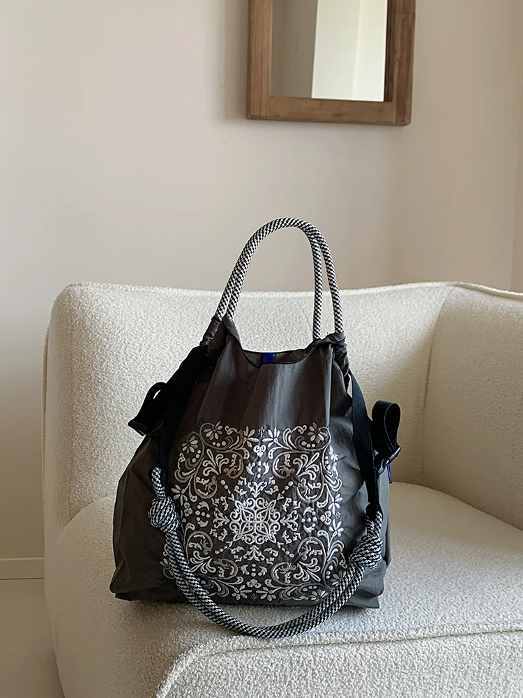 Nouveaux sacs pour femmes, sacs à bandoulière pour femmes de la série Tenghua brodés de style japonais, sacs fourre-tout de grande capacité, sacs de banlieue, sacs de courses légers et pliables adaptés au shopping, les loisirs, les fêtes, les déplacements au travail, les cadeaux surprise