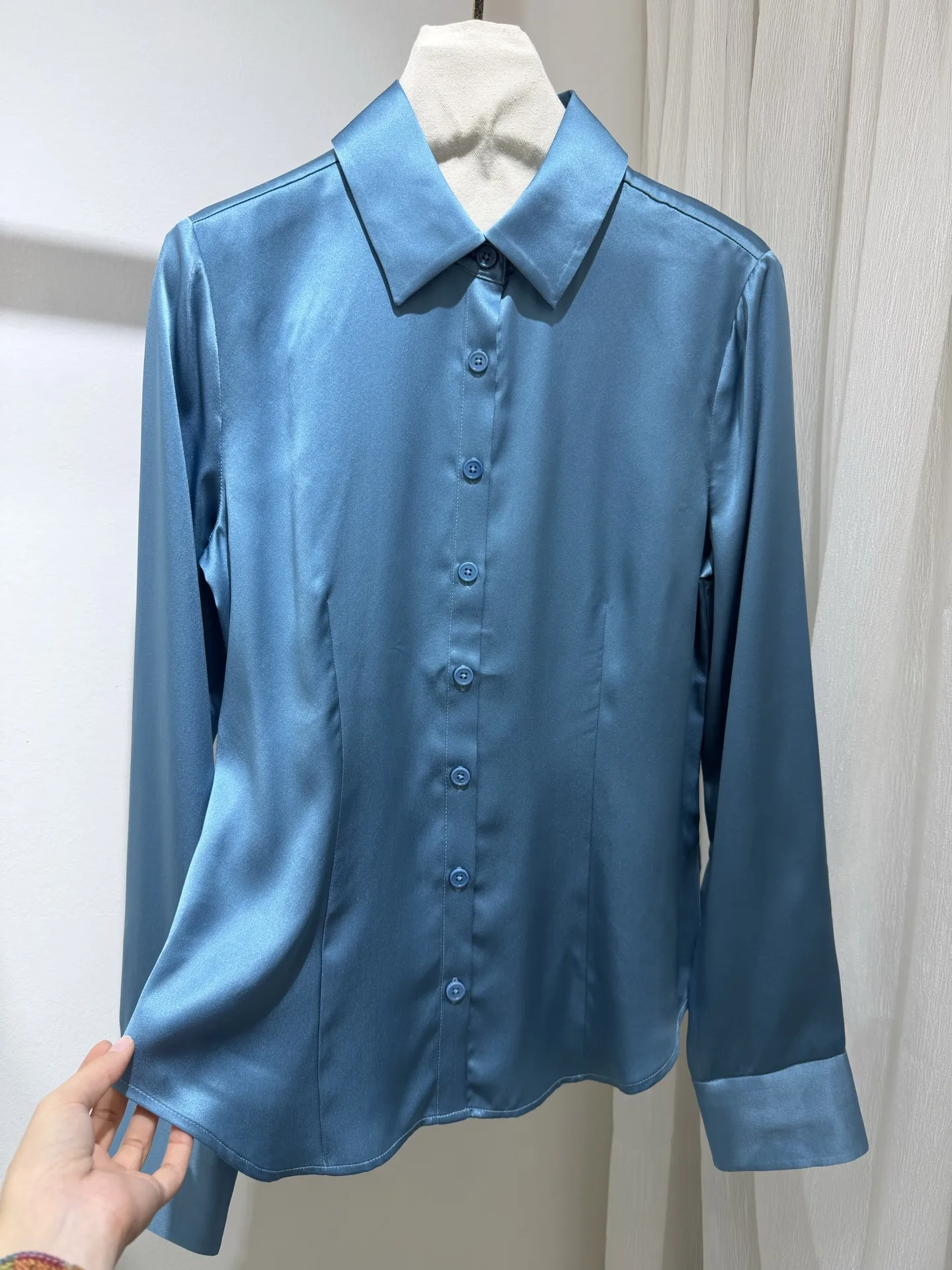 

Женская блузка из 100% шелкового синего атласа с отложным воротником, на одной пуговице, с длинным рукавом, модная женская рубашка-топ