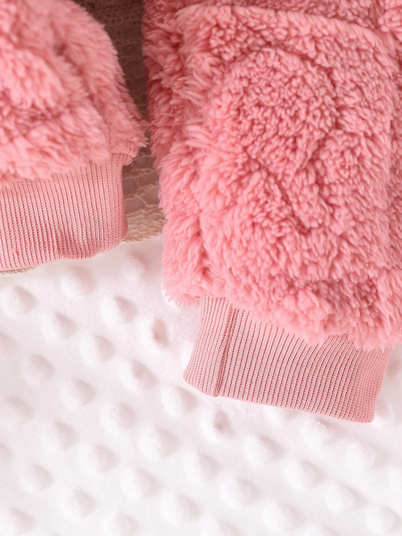 طقم مكون من قطعتين من أنماط الرسوم المتحركة العصرية واللطيفة للفتيات الصغيرات، طقم بلوزات وسراويل بغطاء للرأس من قماش الفرو السميك لفصل الشتاء