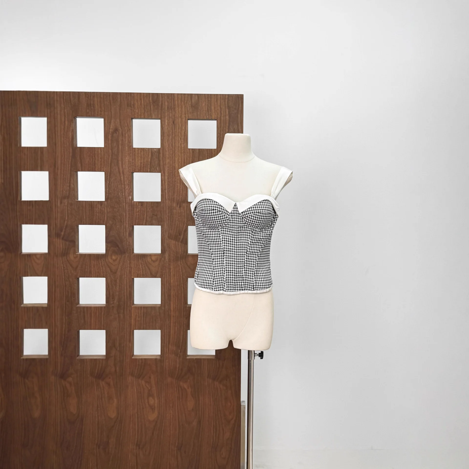 

2025 New Vintage Plaid Slim Fit Tank Top Women's Fibone Strap Vest Padded Chest Bounding Waist Cinch Design Casual Wear