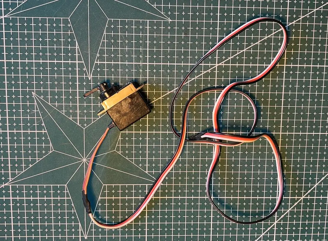 90% new E-flite 13g Sub Micro Servo EFLR7140 Metal Gears servo motor with Extended Servo Lead 2,0 kg.cm for smaller airplanes