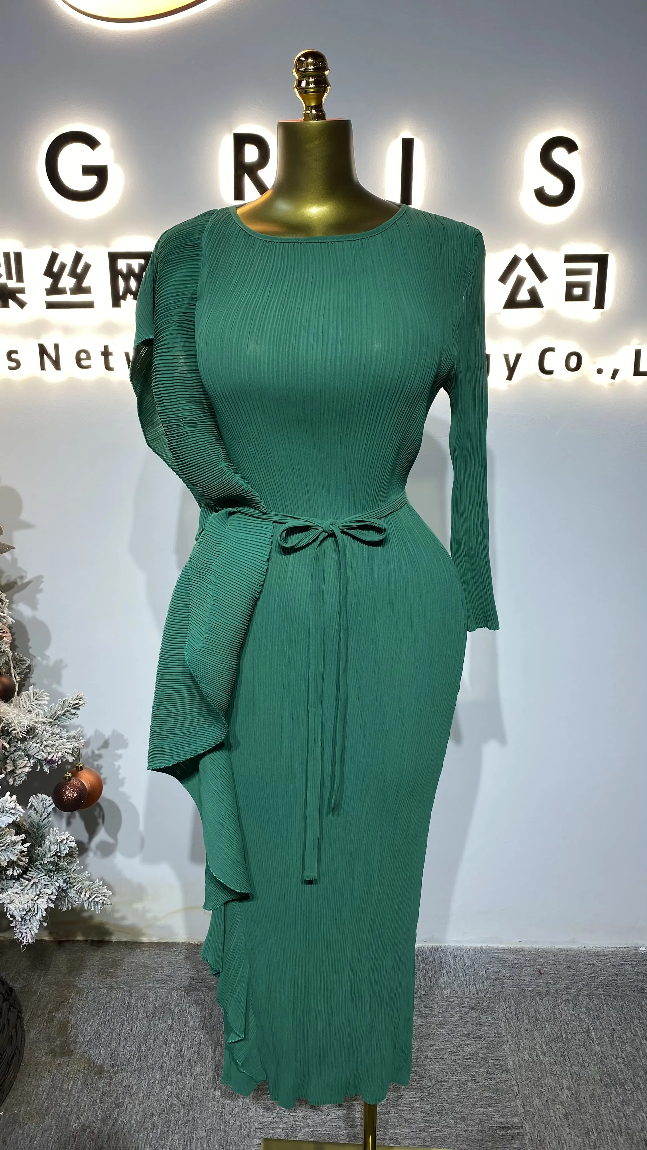 

Women's pleated ball gown, solid color evening dress, fashionable and high-end loose stretch maxi dress-GZ165