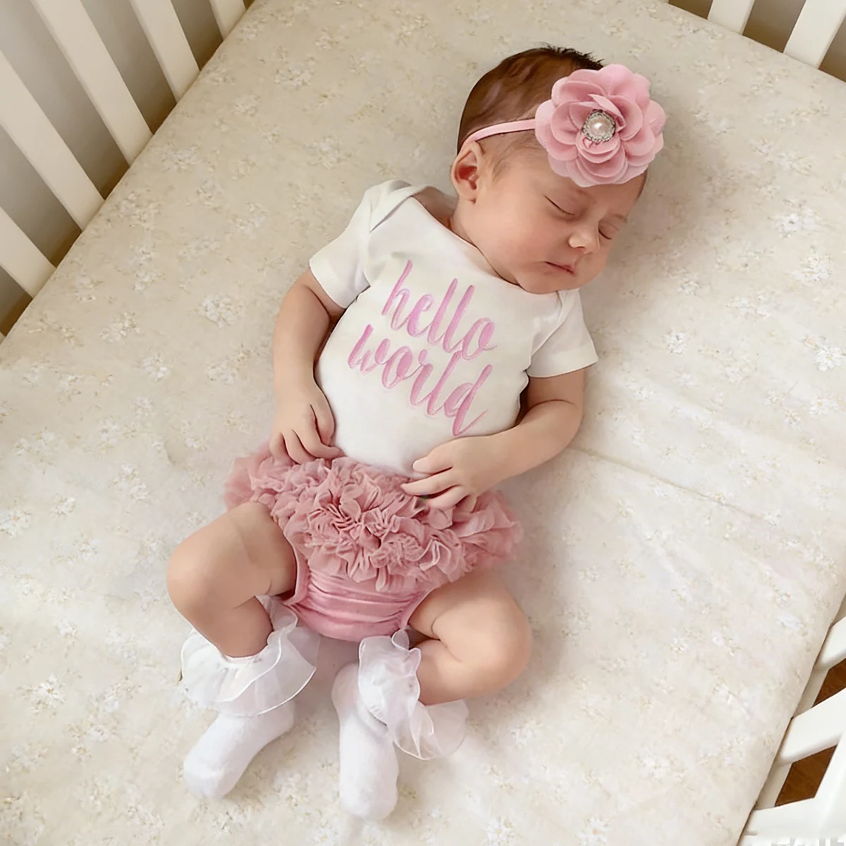 conjunto-de-fotografia-para-recem-nascidos-2-pecas-macacao-com-estampa-'hello-world'-e-calcinha-com-babados-em-camadas-e-acessorio-de-cabeca