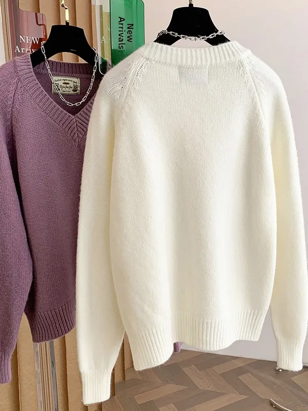 เสื้อไหมพรมคอวีทรงหลวมสำหรับผู้หญิง อุ่นสบายสำหรับฤดูหนาว ดีไซน์ใหม่ สไตล์ลำลอง เรียบหรู สีพื้น เสื้อสเวตเตอร์แฟชั่นสำหรับผู้หญิง