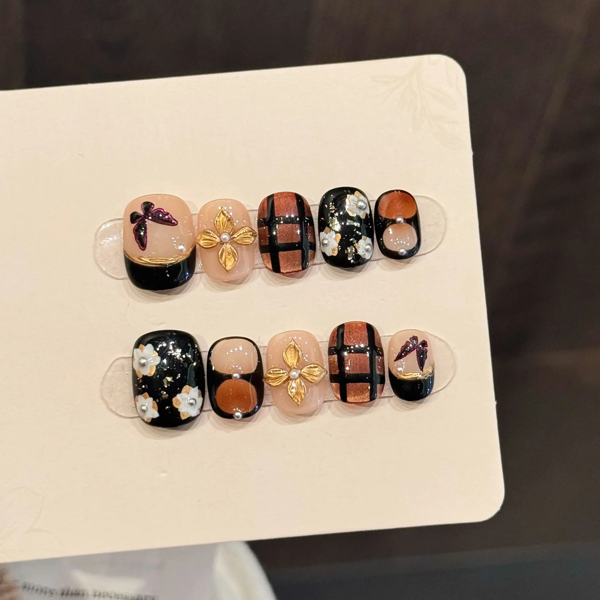 

10 шт., накладные ногти ручной работы, черные, коричневые, в клетку, короткие круглые накладные ногти в винтажном стиле, 3D золотой цветочный дизайн, накладные ногти на осень