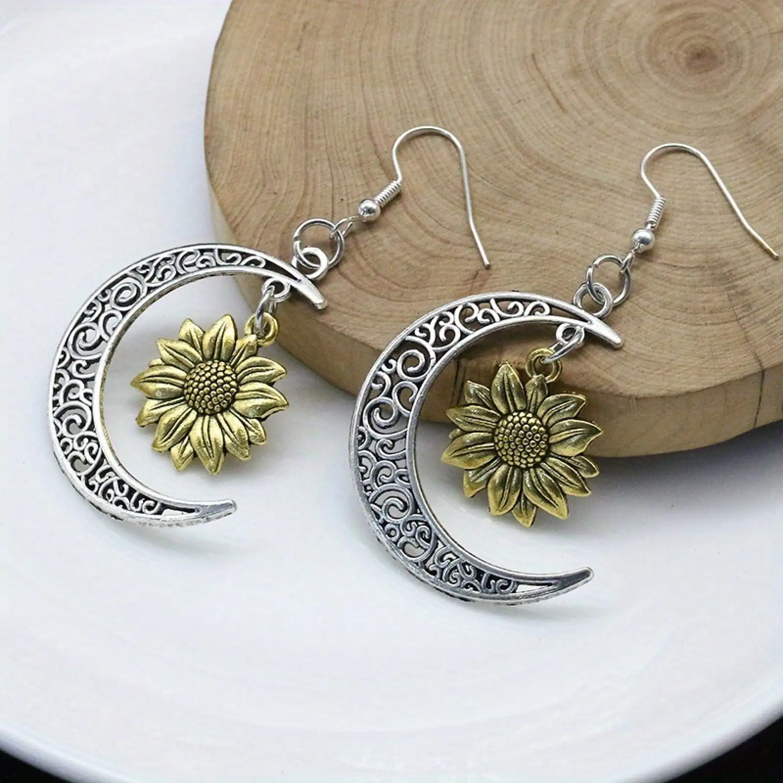 Pendientes delicados con diseño de girasol y luna grabados, joyería de aleación de estilo elegante, regalos detallados para mujeres