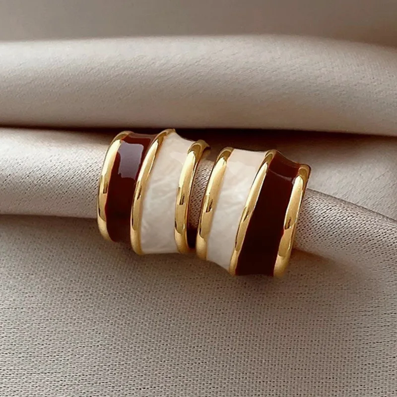 

Huajie Two Tone Half Circle Enamel Stud Earrings for Women Charming Banquet Party French Retro Daily Female Ear Jewelry