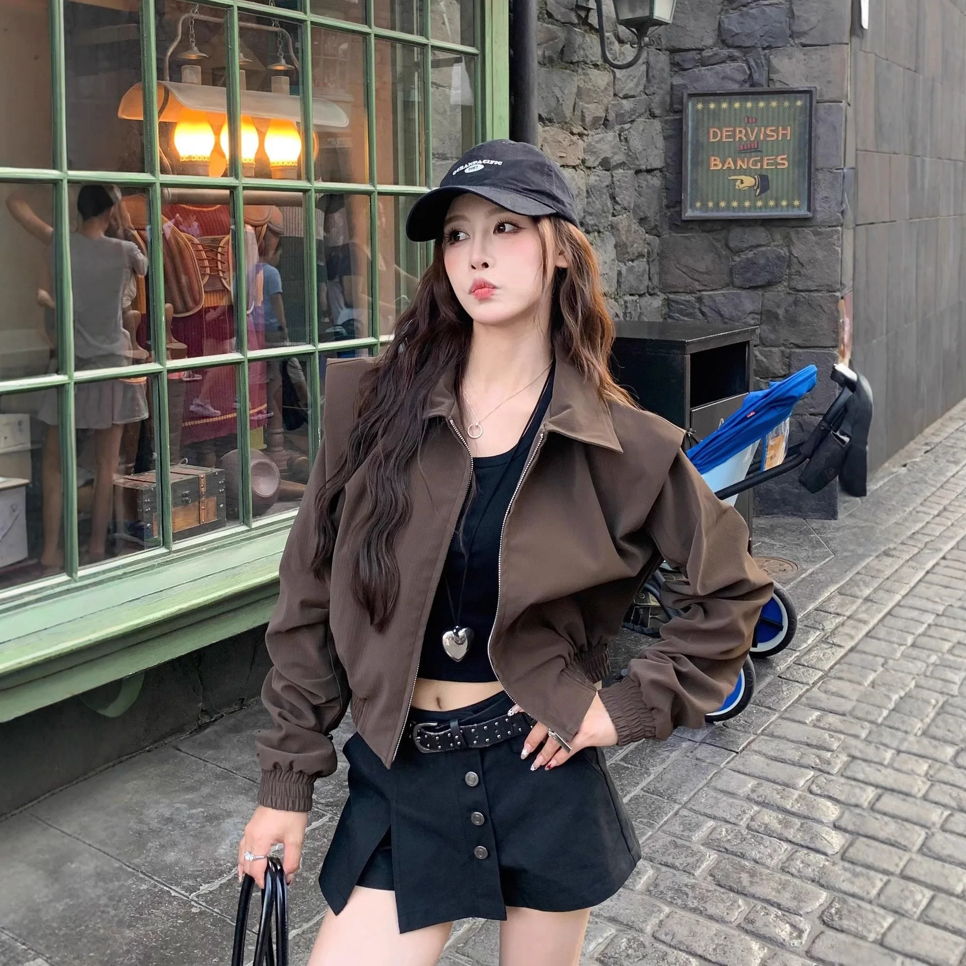 سترة قصيرة مبطنة باللون البني الداكن وياقة مقلوبة للنساء لخريف 2025 سترة بيسبول جديدة للنساء #1