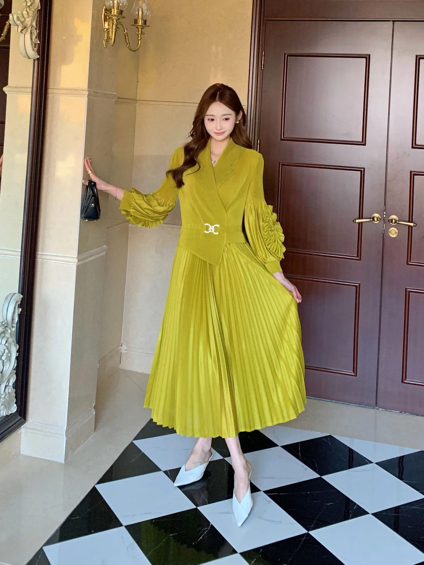 

Плиссированное платье Miyake, новинка весны-осени 2026, белое, элегантное, длинное, модное, во французском стиле, с длинными рукавами, плиссированное на талии