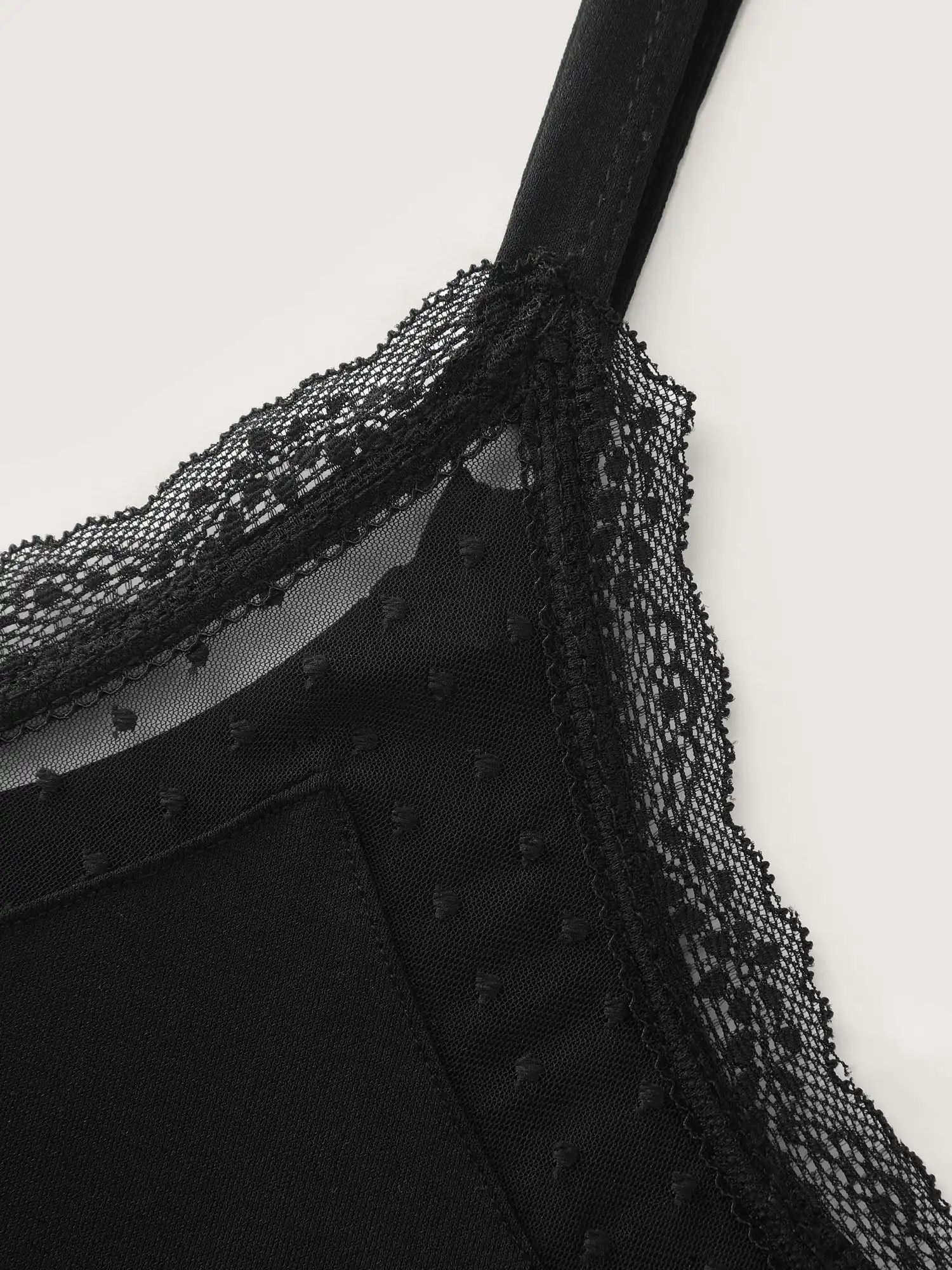 Schwarzes, gestricktes Tanktop in Übergröße, mit einem V-Ausschnitt aus kontrastfarbigem Netzstoff und dünnen Spaghettiträgern, normale Länge. – Detail 5