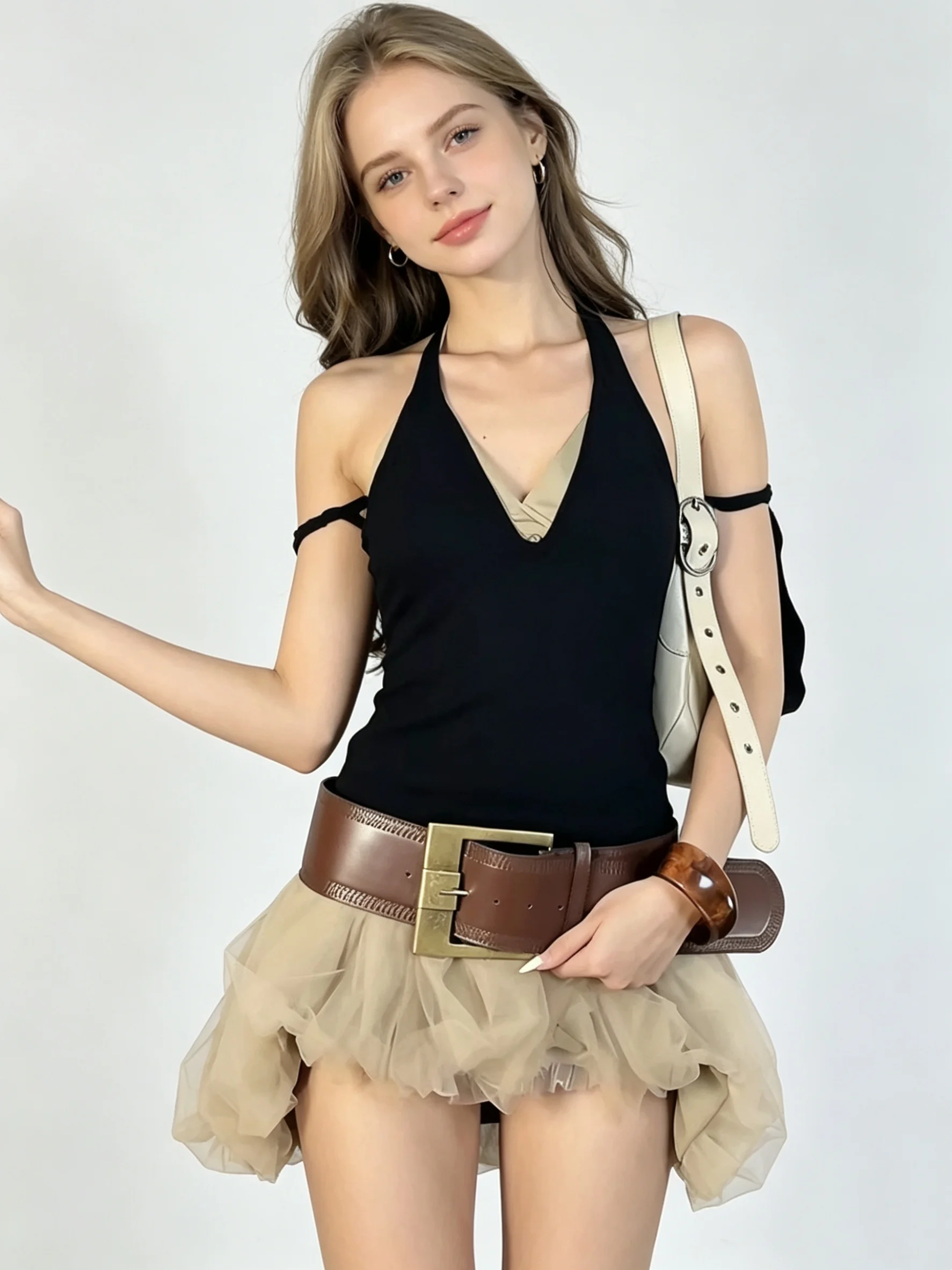 

Женский черный готический эмо-комплект Y2K: топ-халтер с V-образным вырезом и асимметричная сетчатая юбка. Винтажный комплект одежды. Лето 2026.