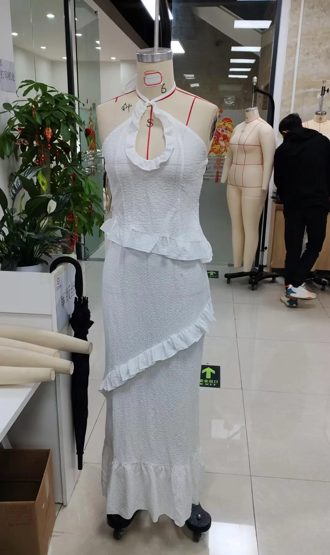 Completi estivi da donna Canottiere con scollo all'americana con ritaglio tinta unita + Gonna lunga sottile con volant Set Abiti da festa