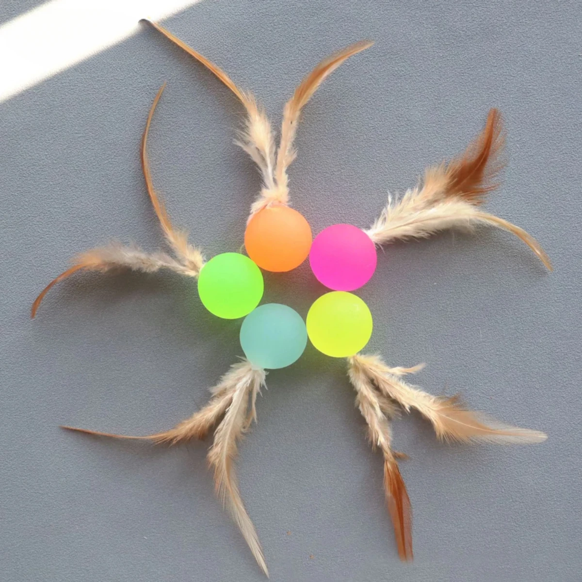 2pcs Random Color Funny Cat Elastic Ball Toy Interactive Balls Pet Supplies Feather Football Toys Dog Playthings Kitten