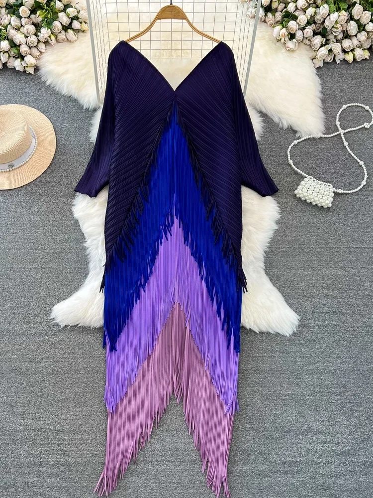 فستان أنيق بأكمام طويلة ورقبة على شكل حرف V وظهر مفتوح مع شراشيب متدرجة اللون وتصميم غير متماثل على الطراز الكوري، بحافة مطوي...