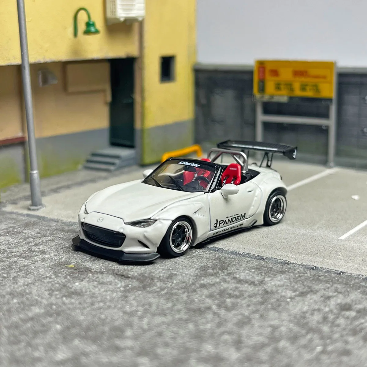 

Модель автомобиля Mazda MX5 в масштабе 1:64, украшение из сплава
