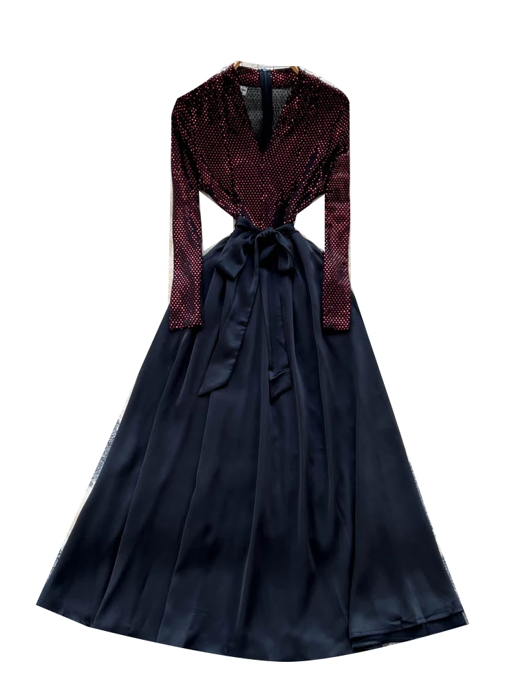 Vestido Longo E de Seda Satin com Decote em V Cruzado, Lantejoulas Brilhantes, Mangas Longas, Cinto que Ajusta a Cintu...