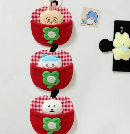 ที่เก็บของติดผนังทำมือสำหรับผู้ใหญ่ที่ชอบความน่ารัก ลายใบโคลเวอร์สี่แฉกและสตรอว์เบอร์รี พร้อมผ้าคลุมกันฝุ่น