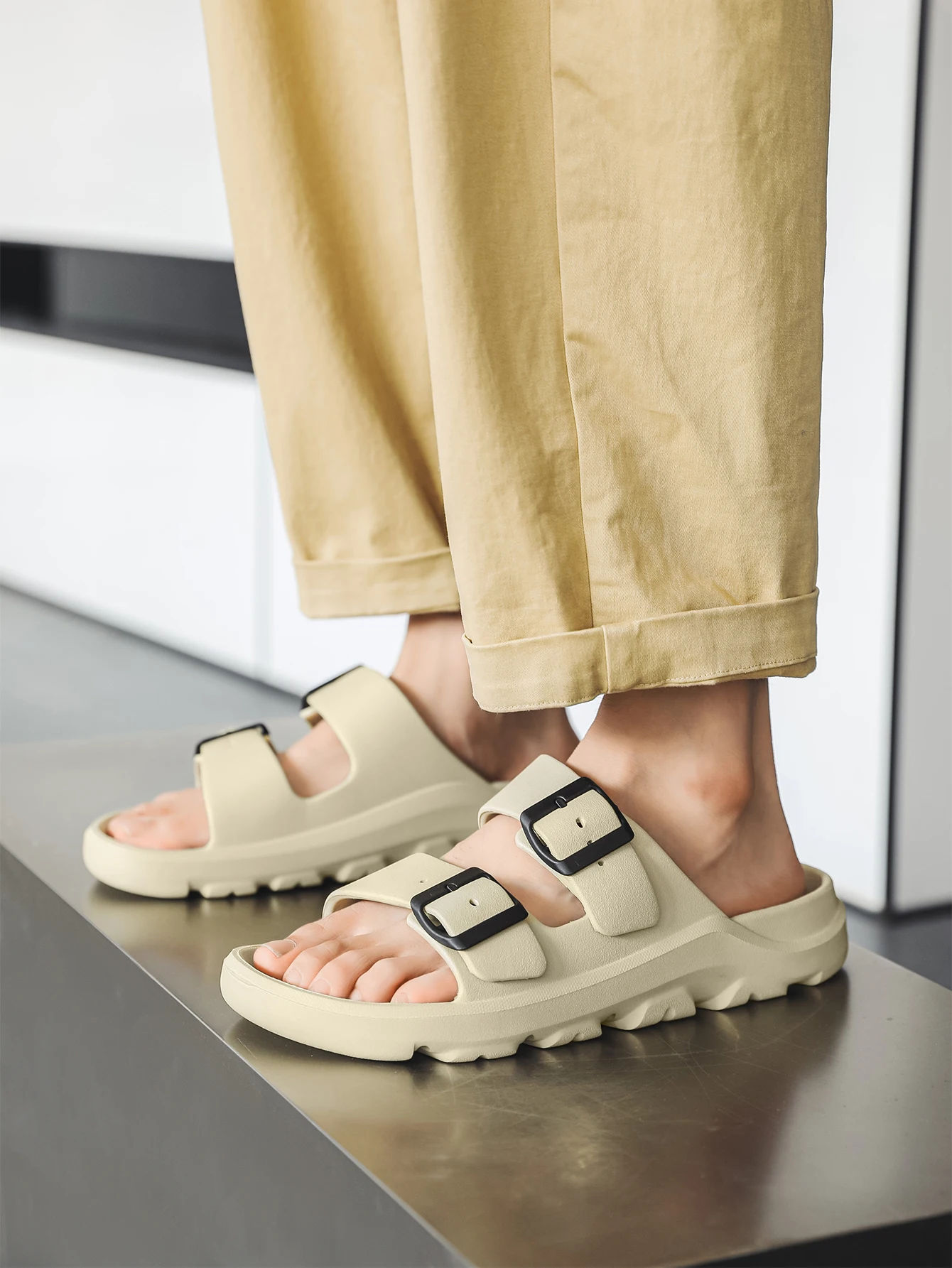 Herren Retro Mules für Frühling und Sommer, Lässige Slip-On Schuhe, EVA Einteilige Offene Zehenpartie mit Doppelriemen und Schnalle, Dicksohlige Pantoffeln, Strandpantoffeln – Detail 2