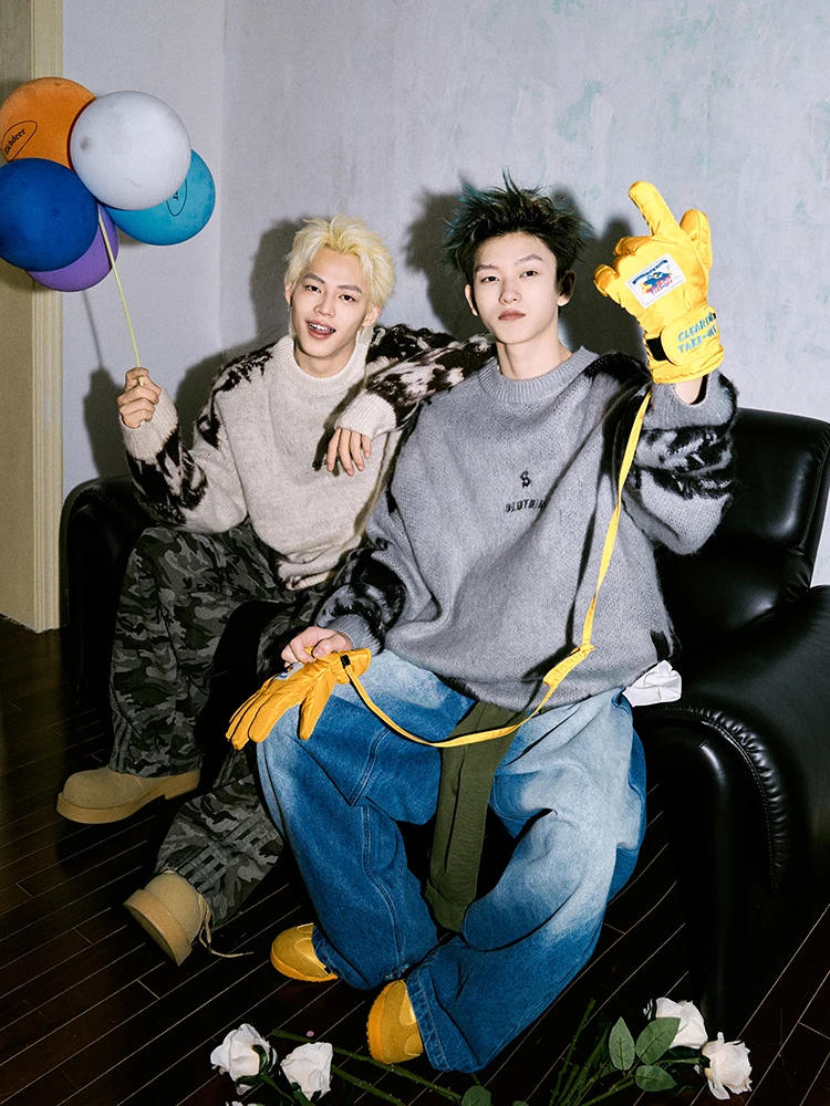 2025 Autumn Winter New American Style Men's Crew Neck Long Sleeve Loose Casual Light Gray Off-White Knitted Sweater