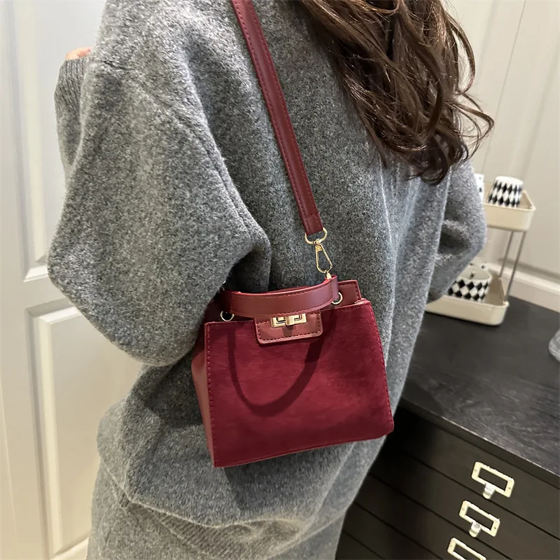 

2025 Women's Matte Vintage Shoulder Bag, Vegan Leather Multi-way Crossbody Purse, Retro Quilted Handbag for Daily Casual