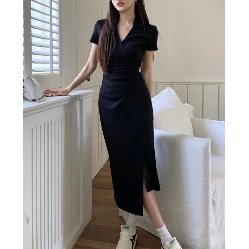 Minimalistische stijl V-hals Effen kleur Asymmetrische geplooide T-shirtjurk met korte mouwen voor dames Zomer Slim-fit split-kokerrok