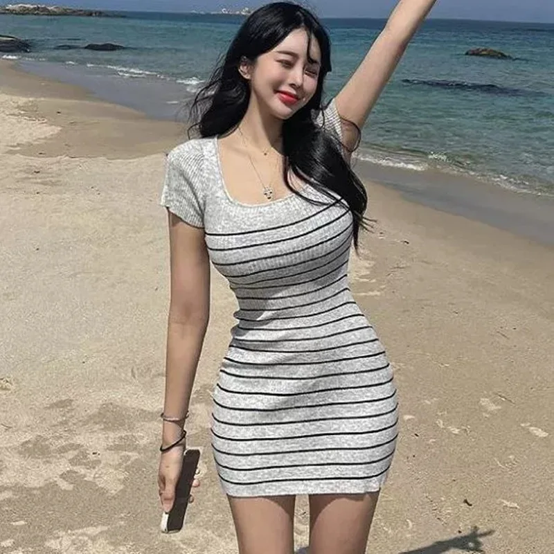 ชุดเดรสไหมพรมทรงเข้ารูป แขนสั้น ลายทาง คอวี ดีไซน์เกาหลี สไตล์ใหม่ เรียบหรู กระโปรงสั้น รุ่น T6A3