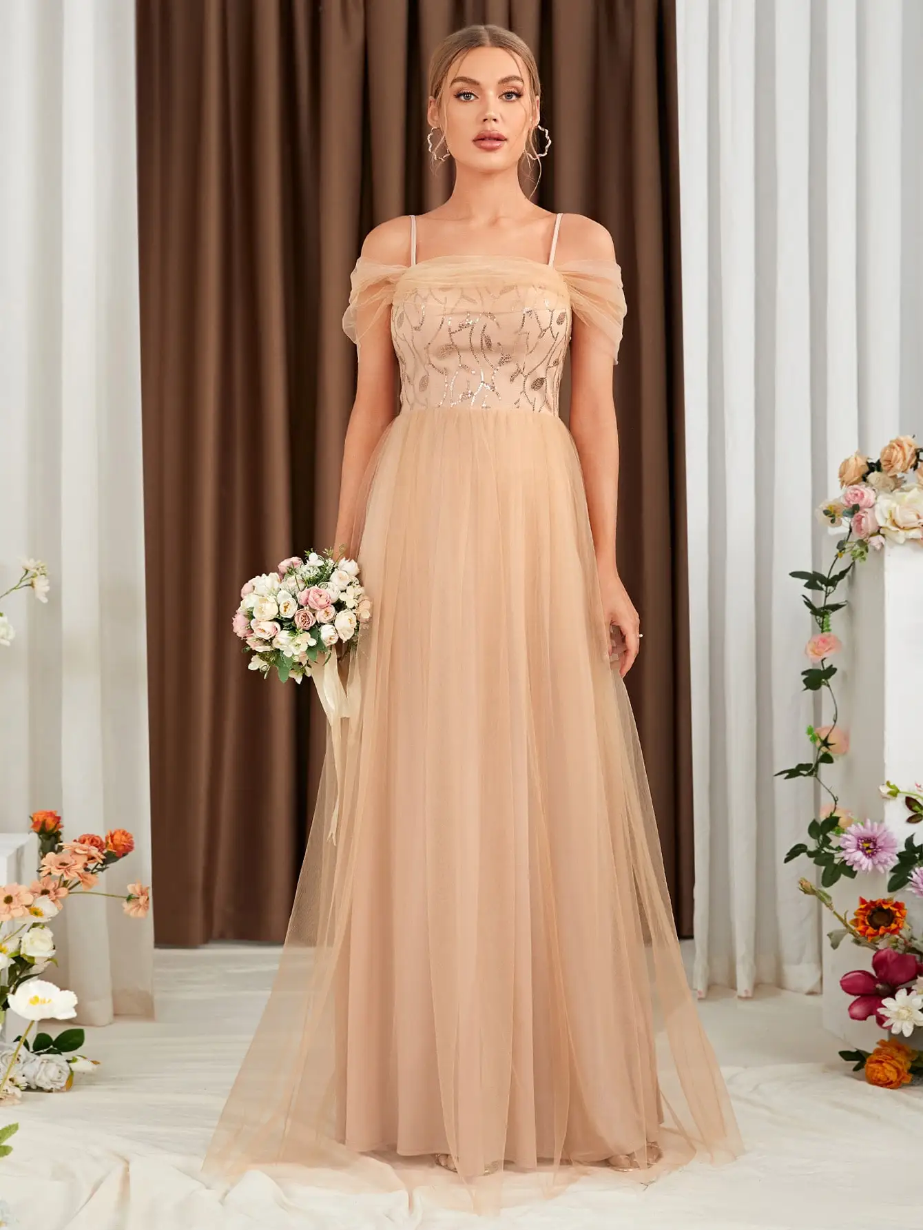 Ein Neckholder-Kleid für Erwachsene im Mesh-Paillettenstil für Damen