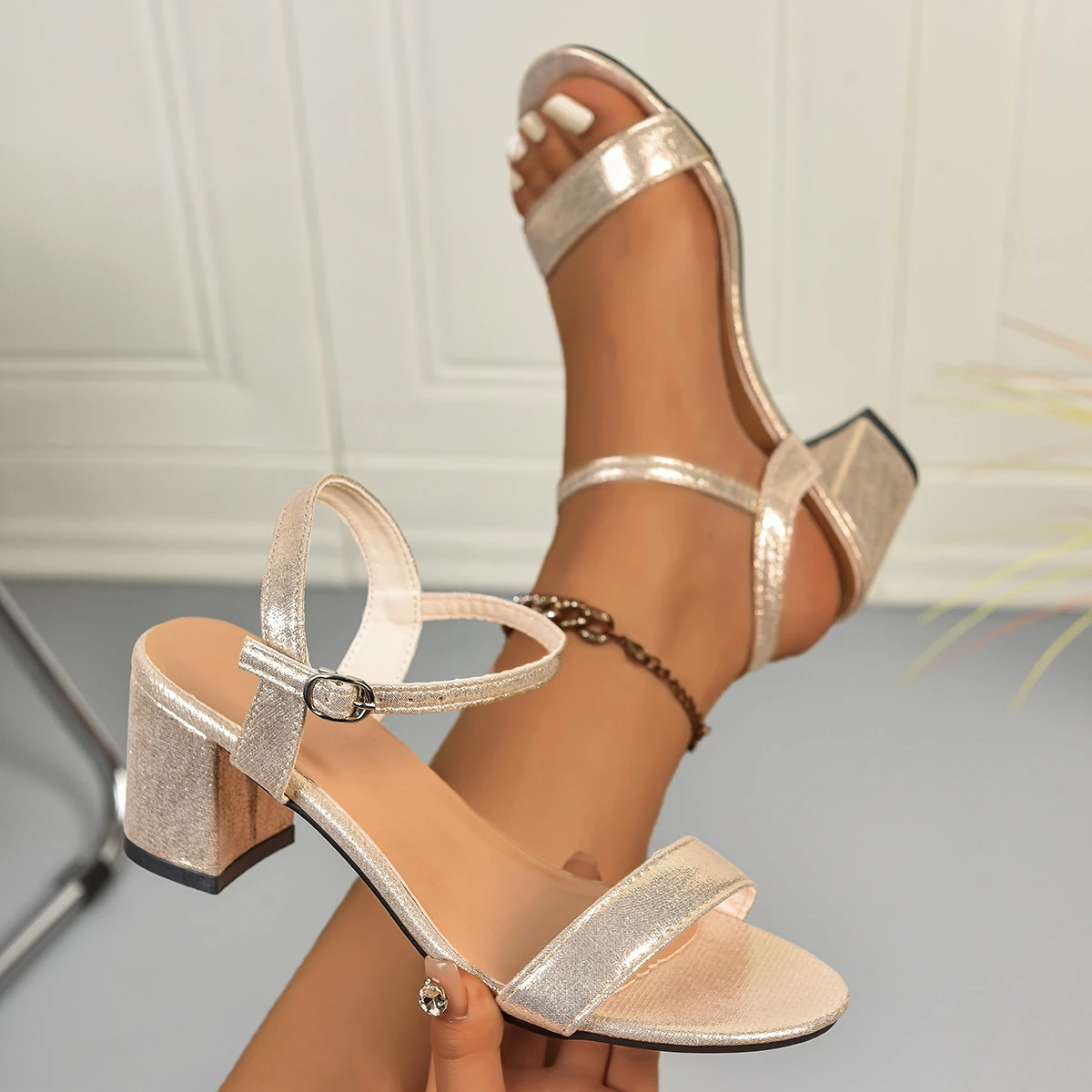 

2025 летние новые модные удобные сандалии с круглым носком, пикантные элегантные модные тапочки на толстом каблуке