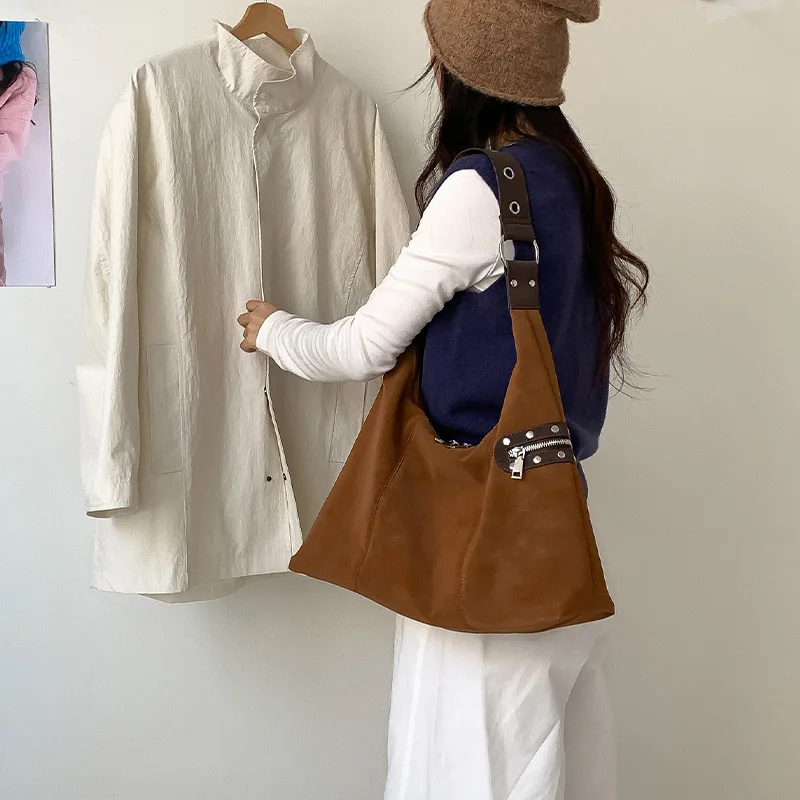 

Большая сумка из искусственной кожи с широким плечевым ремнем, большая вместимость, ретро, Ins, корейский стиль, сумка для подмышек с заклепками, Ins, осень, зима