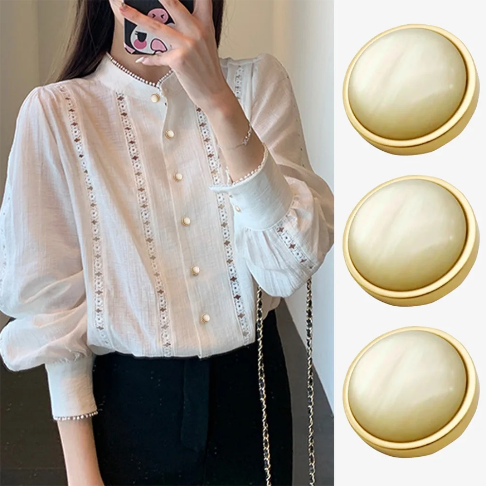 女性のためのエレガントなクラシックパールメタルボタン、ハイエンドの絶妙なファッション、ゴールドエッジラウンドカーディガン、ニットシャツ、ホワイトボタン