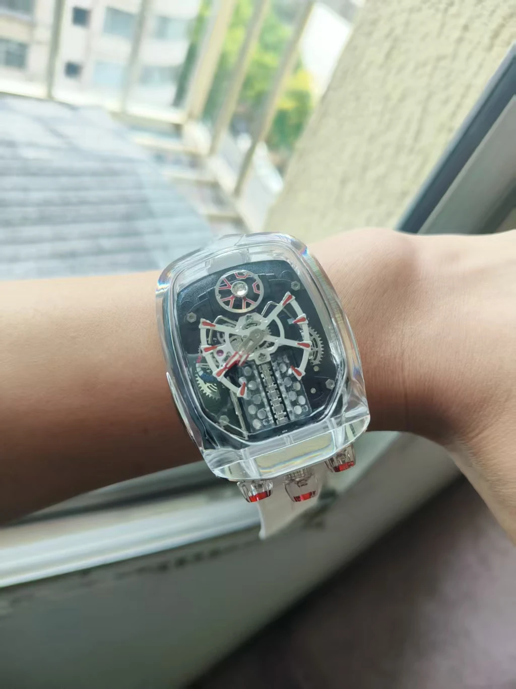 

2025 New transparent and distinctive 16-engine men's quartz watch, a unique hollow bar-shaped casual wristwatch