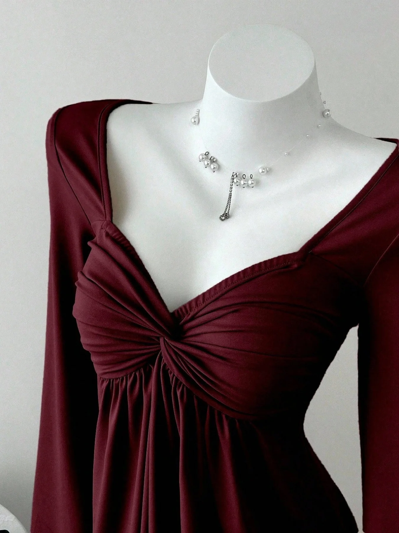 Sens du design français d'automne et d'hiver, tempérament de mode torsadé sur la poitrine, haut pull à manches longues pour femmes