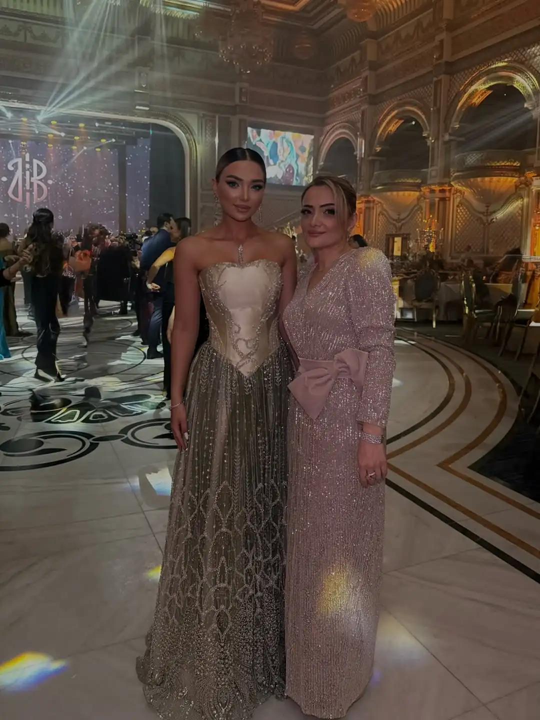 

Luxury Trend Ball Gown Beaded Crystal Heart Neck Satin Tulle Strapless Floor Length Evening Gown For Formal Banquet Party Event