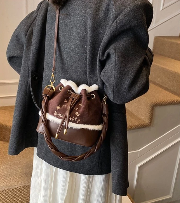 

Chic Winter Bucket Bag for Women - Stylish Drawstring Crossbody Bag, Luxury Shoulder Handbag with High-End Texture