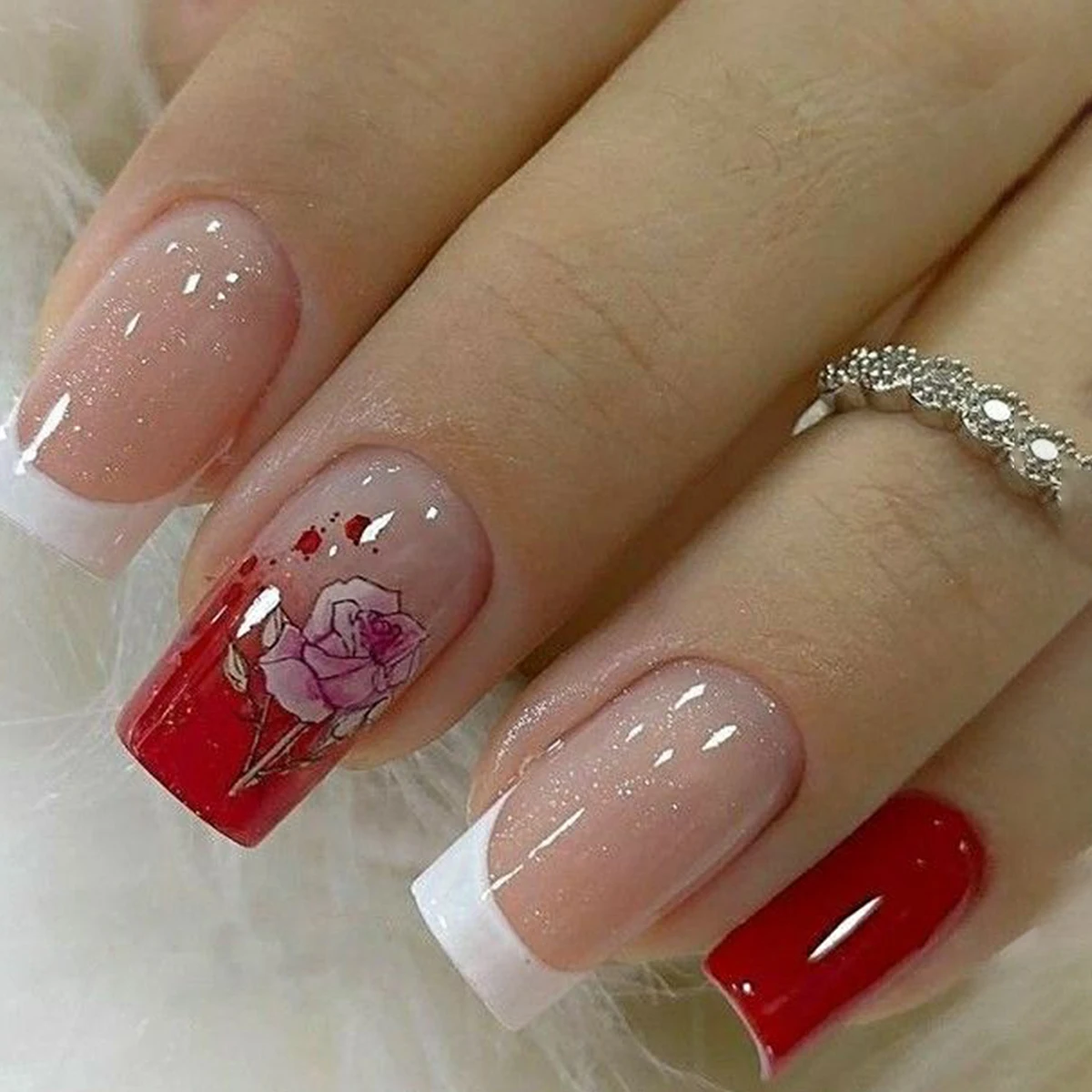 24 قطعة من شكل رأس مربع متوسط وطويل، زهور حمراء بسيطة، نمط جديد صغير، قطعة أظافر مزيفة لفن الأظافر وشريط فرك واحد