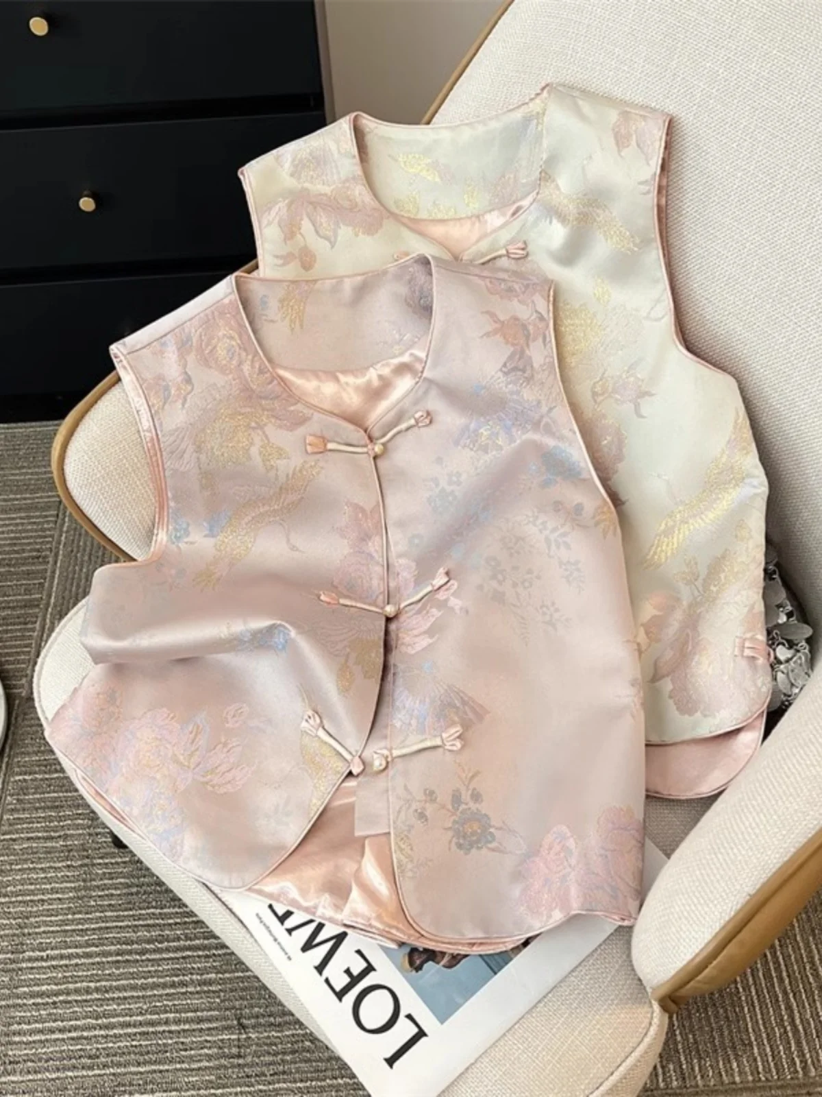 

Новый китайский женский розовый атласный жилет с вышивкой, летний элитный персональный национальный жилет на пуговицах, верхняя одежда...