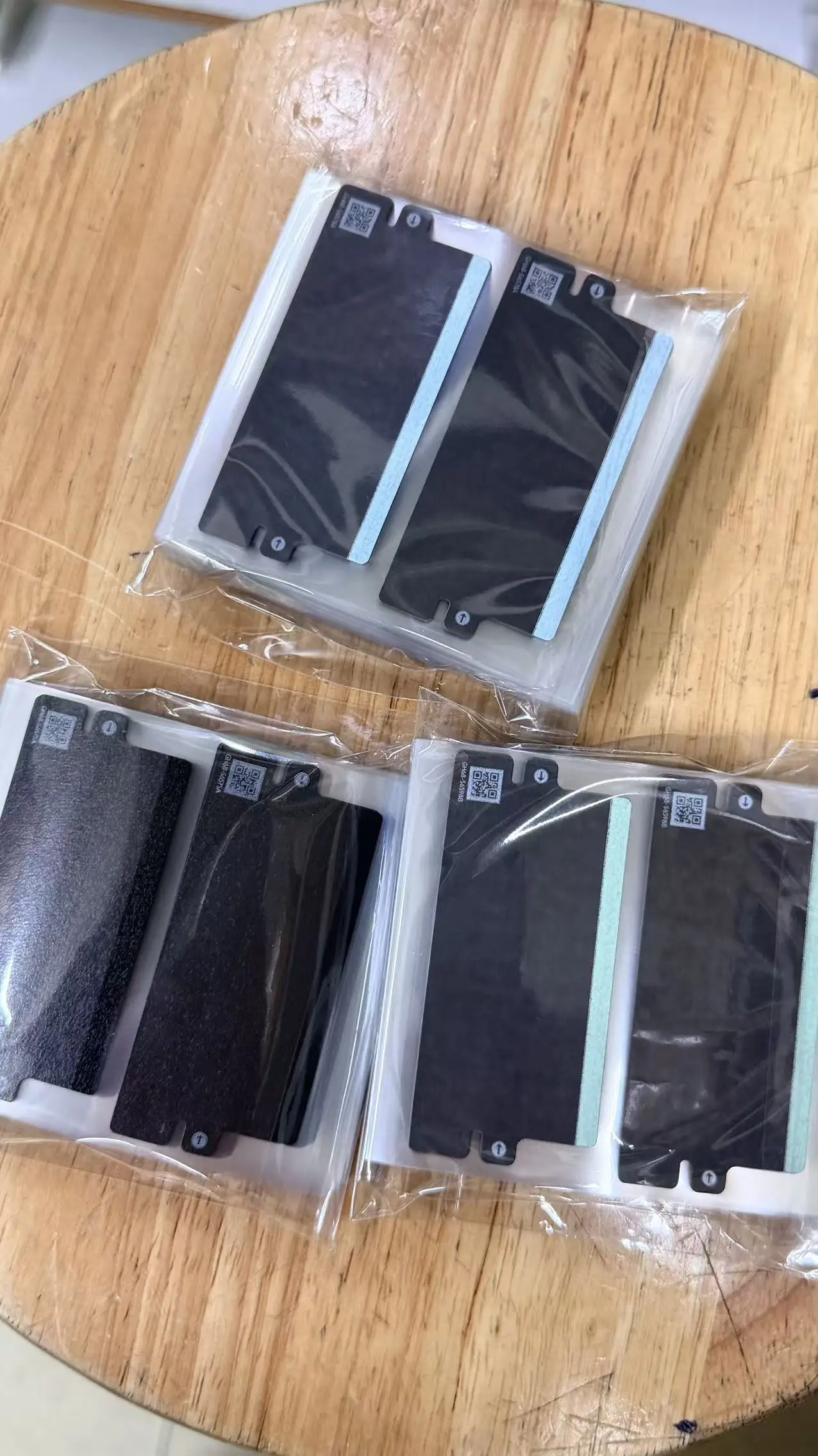 100 sztuk/partia Naklejki z indywidualnym oznaczeniem na pudełka pakujące, naklejki z wskazówką strzałki do Galaxy S26 Ultra S26 Plus, naklejki do zapieczętowania — zdjęcie produktu 3