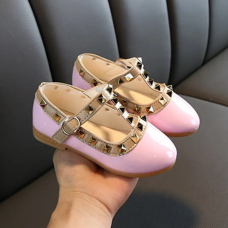 Scarpe in pelle per bambini Rivetto alla moda Scarpe da principessa per ragazza elegante Scarpe basse versatili per bambini di tendenza causale antiscivolo classiche