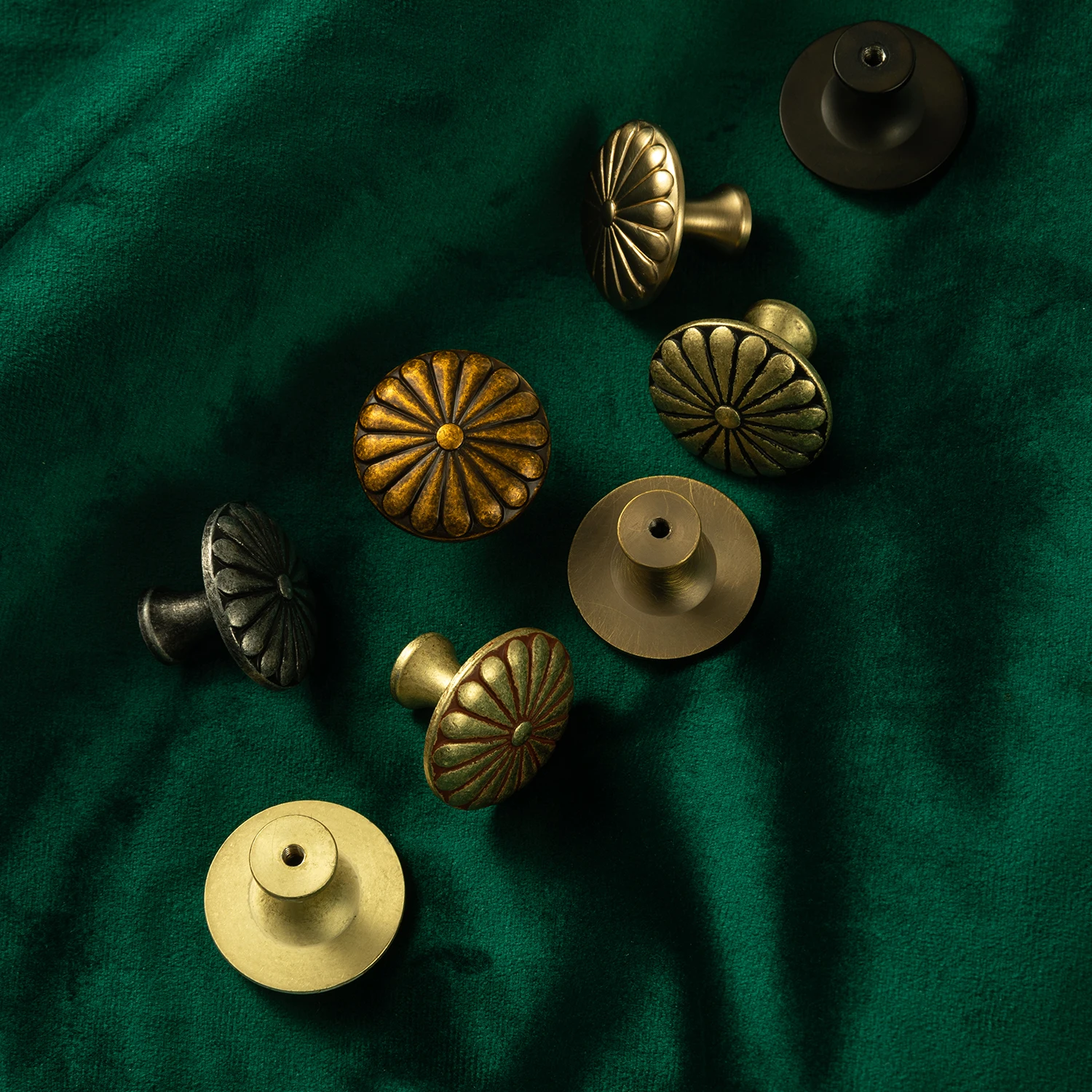 

Goo-Ki Antique Brass Cabinet Knobs, 1.3 inch (34mm) Zinc Alloy Drawer Knobs with Floral Radiating Texture