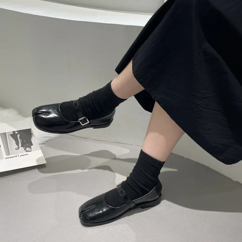 

Novelty Split Toe flat shoes woman quality leather mary janes Japanese style trotters flats ankle bele Tabi ninja loafers women