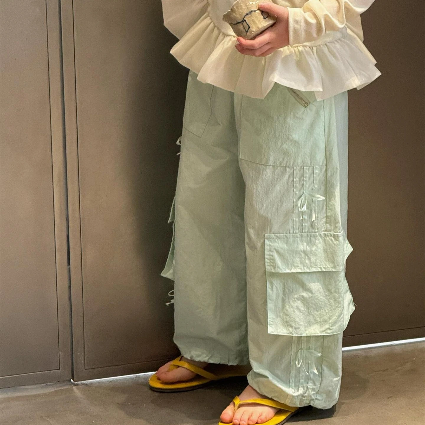 

Брюки для девочек 2026: Новая коллекция весна-лето, детская одежда в корейском стиле, однотонные повседневные брюки-карго с бантом и широкими штанинами для девочек