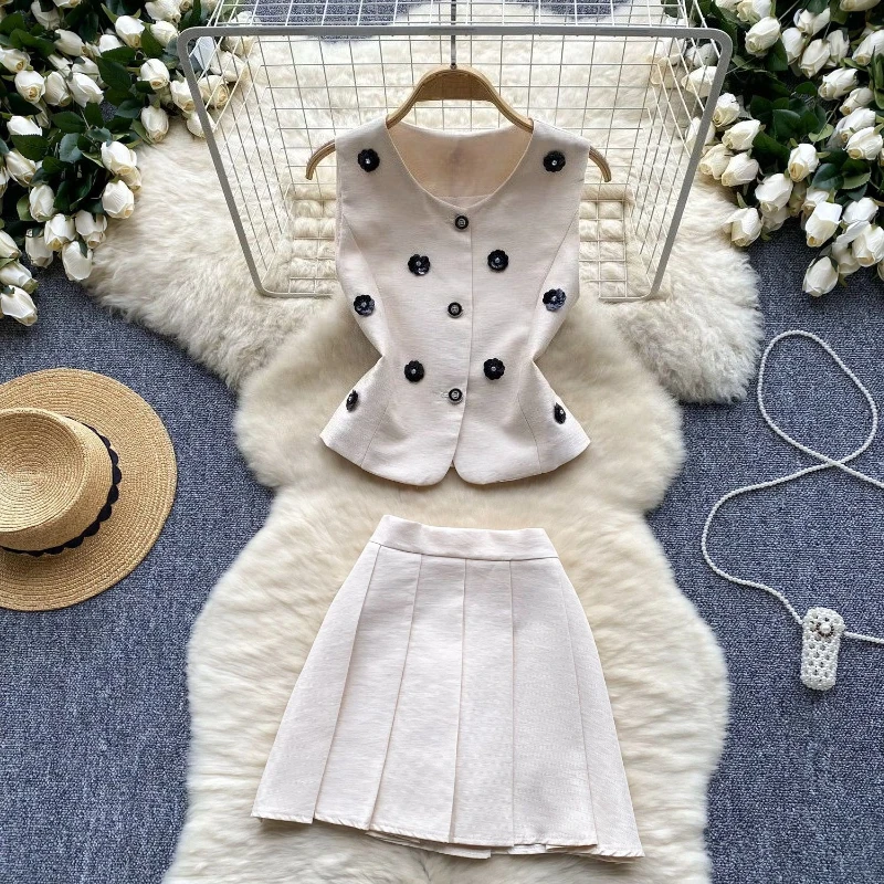 

Французский стиль, контрастные цвета, объемные цветочные аппликации, безрукавный жилет + юбка А-силуэта с высокой талией и плиссировкой, комплект из 2 предметов