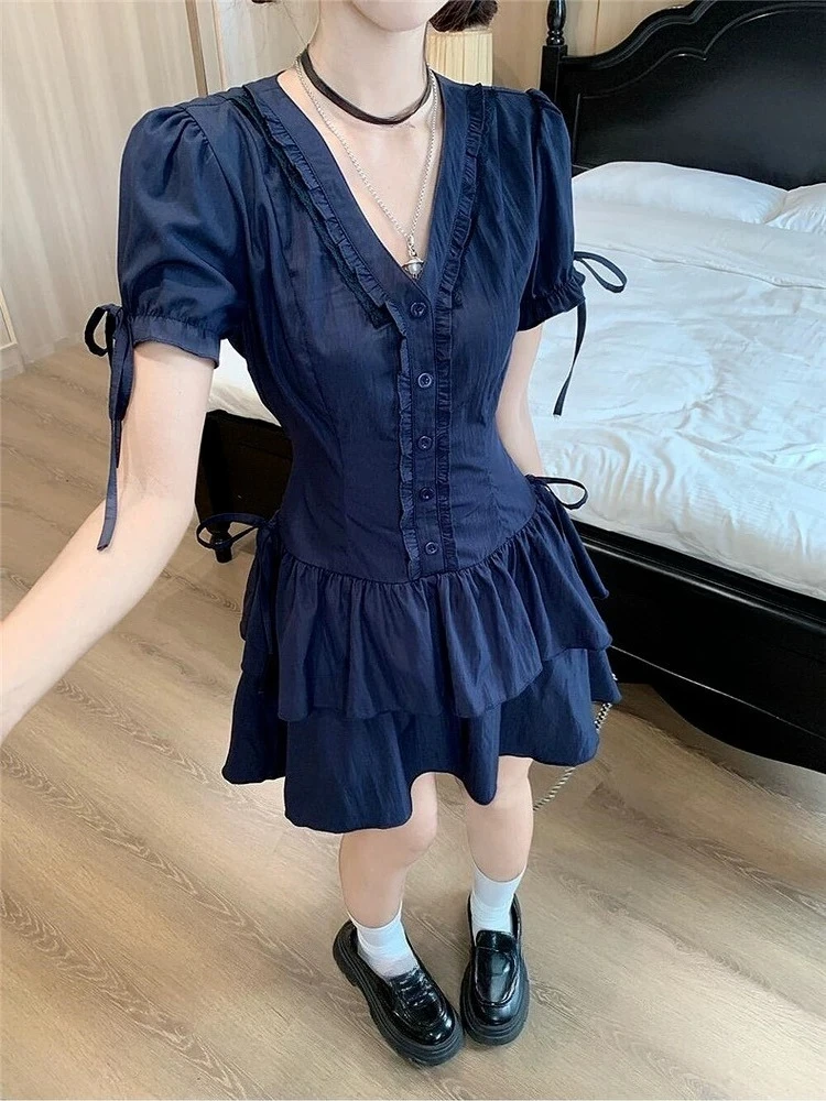 ชุดเดรสสีน้ำเงินสไตล์วินเทจสวยงามแบบยุค 2000 ชุดเดรสแขนสั้นคอวีทรงเข้ารูปสำหรับฤดูร้อน ดีไซน์เก๋ไก๋แบบชิ้นเดียว