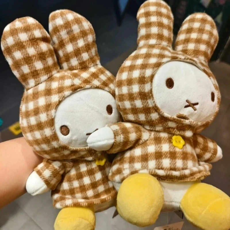 

В наличии: Коллекционные плюшевые игрушки-кролики Миффи из серии «Серебряный лисенок» в клетчатой одежде — классические очаровательные подарки и украшения.