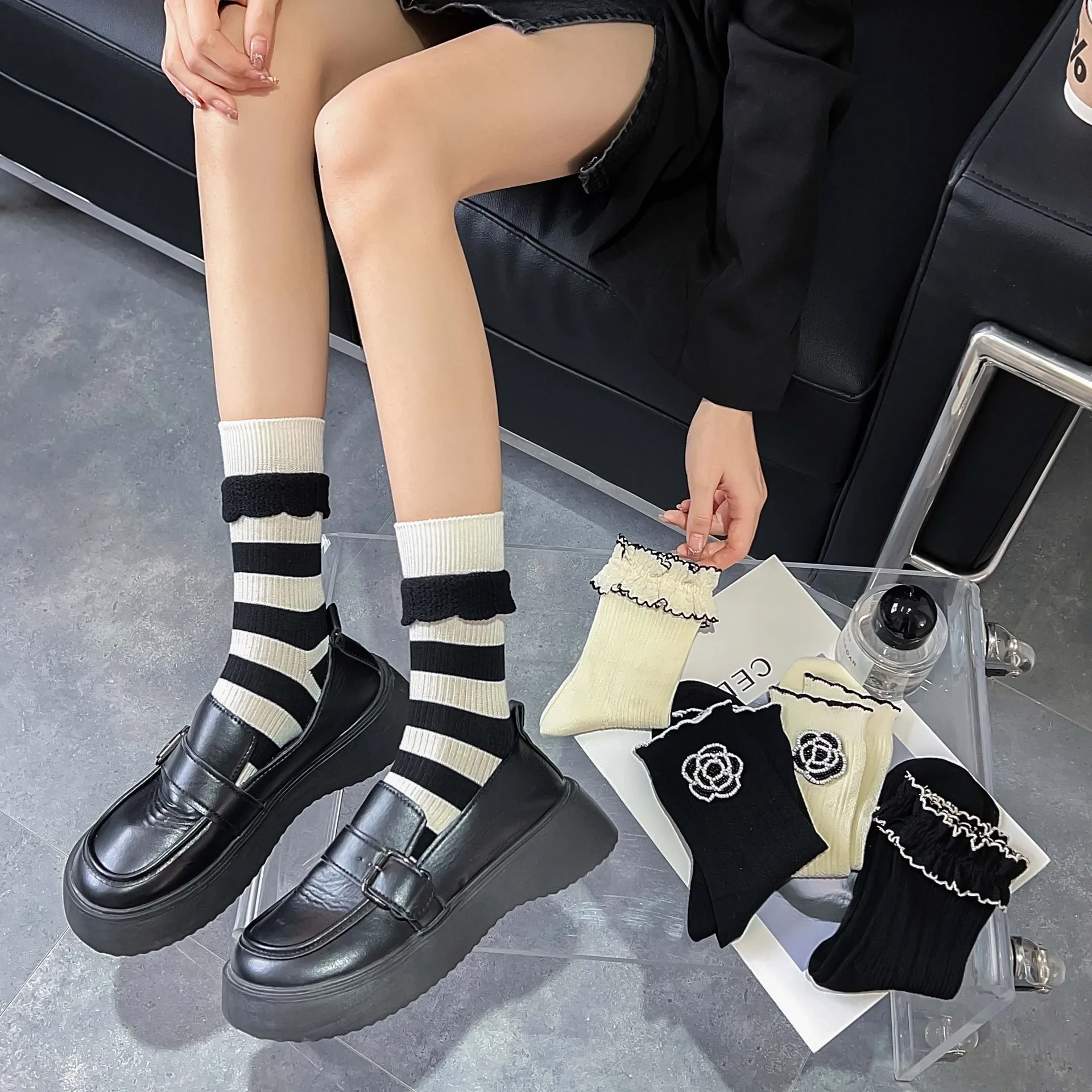 Spring and autumn fine sulfur cotton mid-tube black and white Japanese lovely lace thin style college style sweet women\'s socks