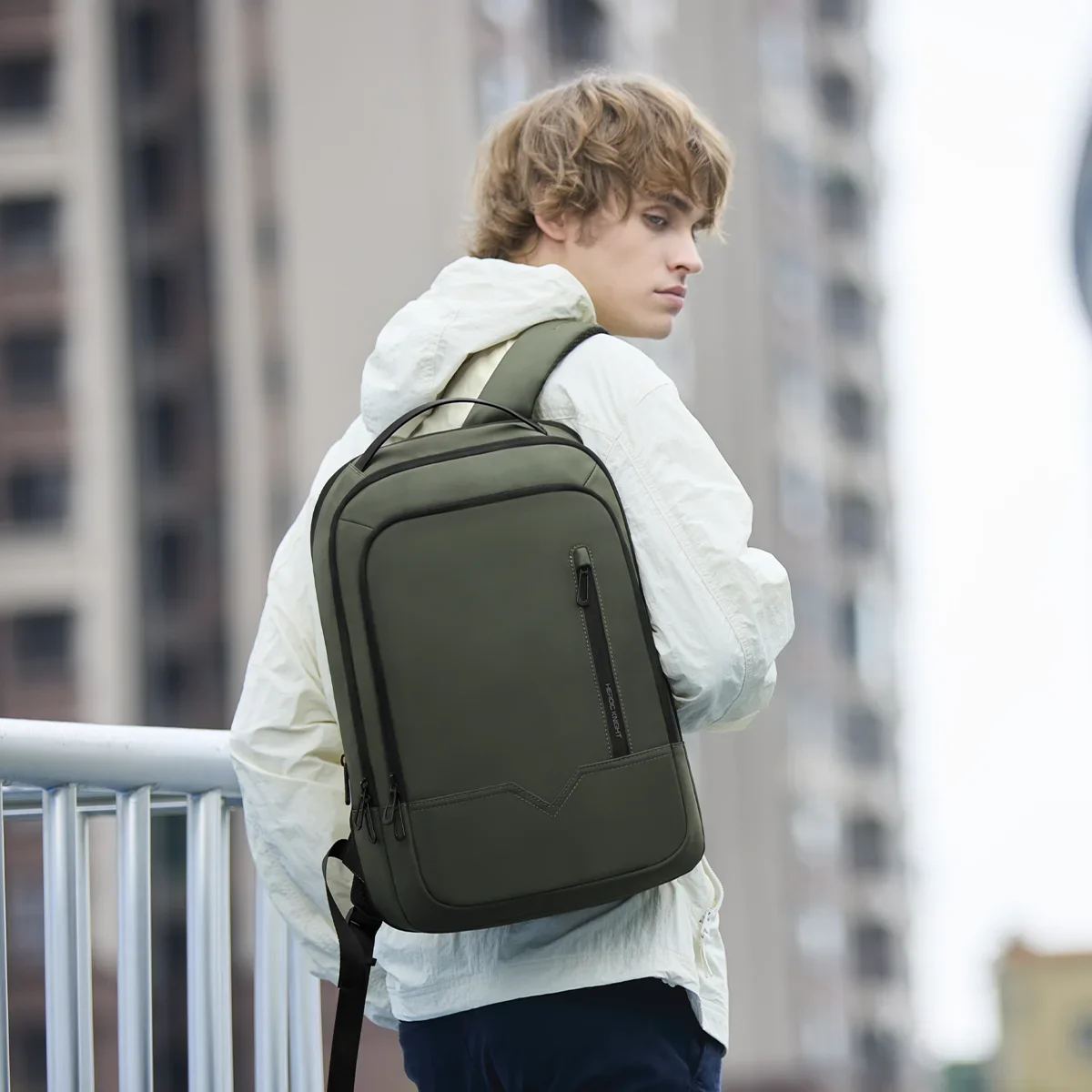 حقيبة ظهر للأعمال قابلة للتوسيع من HK للرجال خفيفة الوزن مقاس 15.6 بوصة مع منفذ USB حقيبة ظهر مدرسية كاجوال للعمل والسفر Daypacks