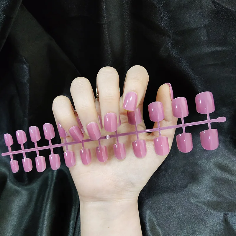 24 szt. Jednolite fioletowe paznokcie sztuczne w stylu sakura, krótkie kwadratowe naklejane paznokcie, proste, odłączane, gotowe do założenia dla kobiet.