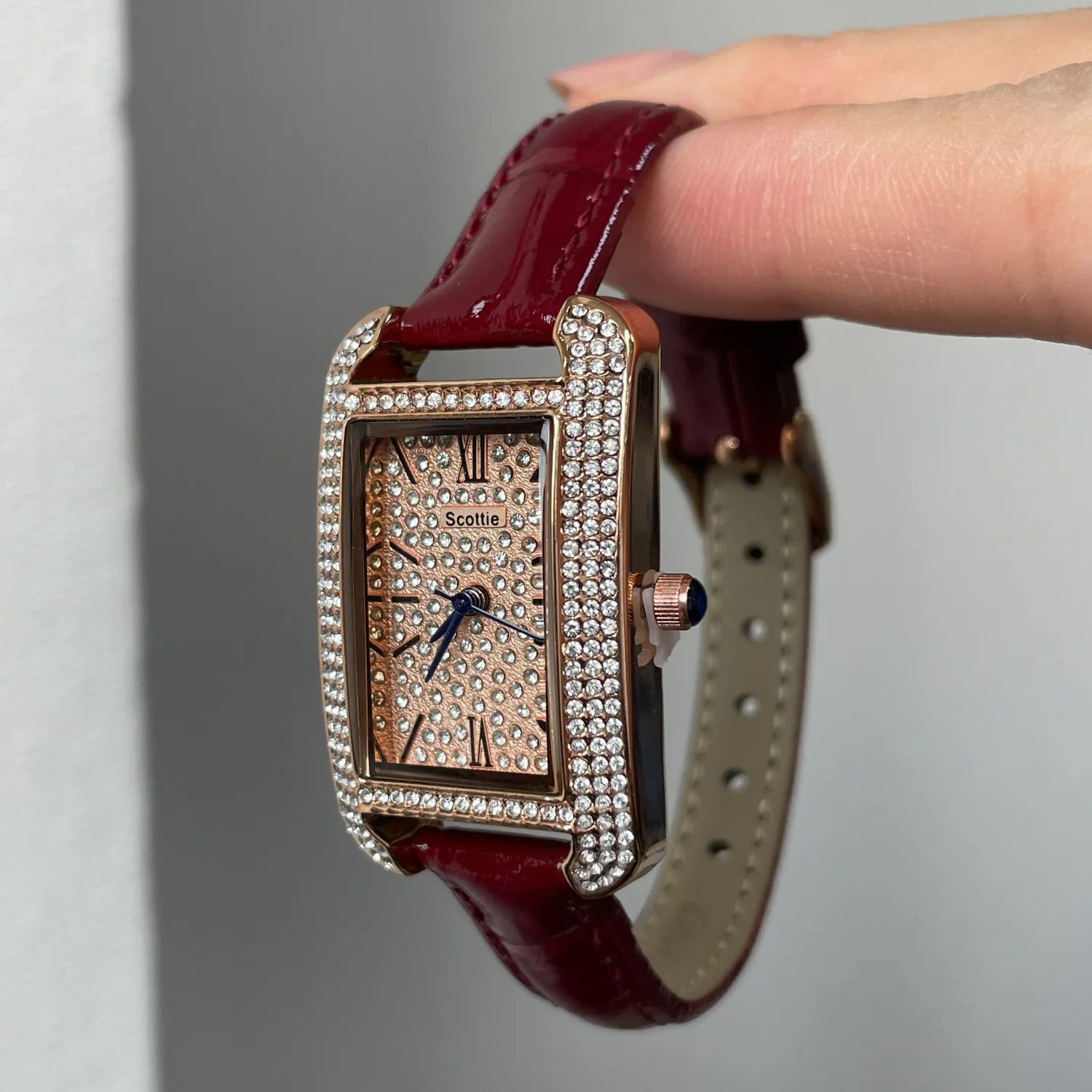 Nieuw damesmerkhorloge, nieuw model 2022, elegant en stijlvol polshorloge met een mooi ontwerp, modieus quartz horloge.